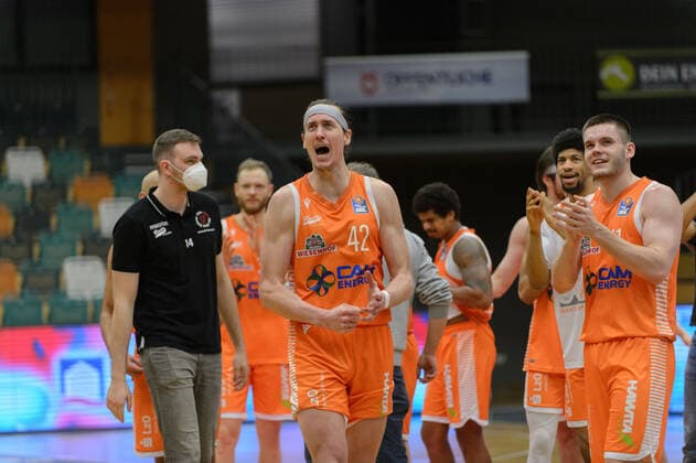 Freude, Jubel nach dem Sieg bei Team von Rasta Vechta, Dennis CLIFFORD (42 Rasta Vechta) ; Rasta Vechta vs ratiopharm Ulm, Basketball, easyCredit BBL Bundesliga, 13.03.2021, 23. Spieltag, Saison 2020 2021 ; Copyright: xErikxHillmer EIBNERx EP_ehr Rasta Vechta vs ratiopharm Ulm, Basketball, easyCredit BBL Bundesliga, 13.03.2021, 23. Spieltag, Saison 2020 2021 Vechta Copyright: xErikxHillmer EIBNERx EP_ehr