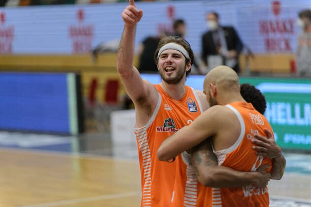 Freude, Jubel nach dem Sieg bei Jesse HUNT (34 Rasta Vechta), Edgar SOSA (12 Rasta Vechta), Stefan PENO (4 Rasta Vechta) ; Rasta Vechta vs ratiopharm Ulm, Basketball, easyCredit BBL Bundesliga, 13.03.2021, 23. Spieltag, Saison 2020 2021 ; Copyright: xErikxHillmer EIBNERx EP_ehr Rasta Vechta vs ratiopharm Ulm, Basketball, easyCredit BBL Bundesliga, 13.03.2021, 23. Spieltag, Saison 2020 2021 Vechta Copyright: xErikxHillmer EIBNERx EP_ehr
