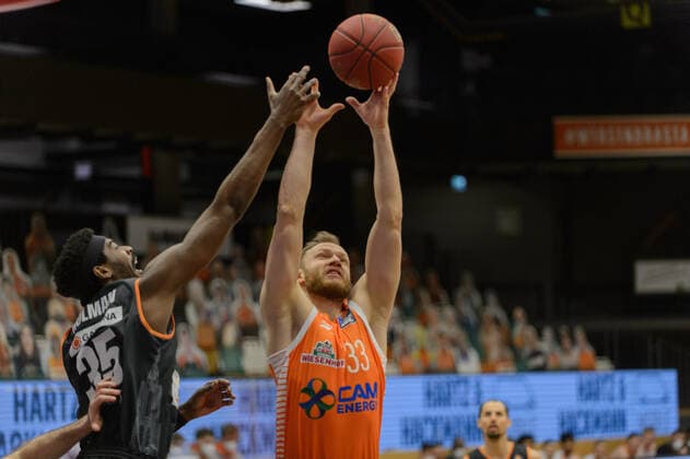 Aric HOLMAN (35 ratiopharm ulm), Robin CHRISTEN (33 Rasta Vechta) ; Rasta Vechta vs ratiopharm Ulm, Basketball, easyCredit BBL Bundesliga, 13.03.2021, 23. Spieltag, Saison 2020 2021 ; Copyright: xErikxHillmer EIBNERx EP_ehr Rasta Vechta vs ratiopharm Ulm, Basketball, easyCredit BBL Bundesliga, 13.03.2021, 23. Spieltag, Saison 2020 2021 Vechta Copyright: xErikxHillmer EIBNERx EP_ehr