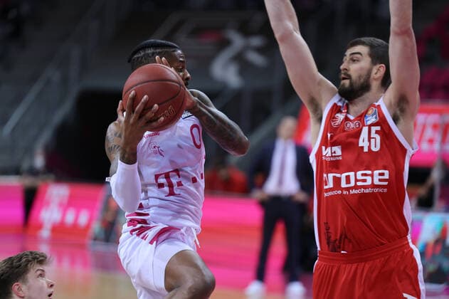 GER, Easycredit BBL, Telekom Baskets Bonn vs. Brose Bamberg 13.03.2021, Telekom Dome, Bonn, GER, Easycredit BBL, Telekom Baskets Bonn vs. Brose Bamberg, im Bild: Alex Hamilton (Telekom Bonn 0), im Zweikampf gegen David Kravish (Brose Bamberg 45),