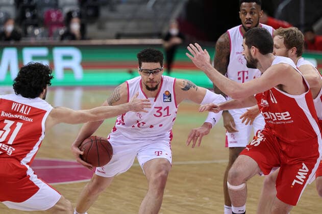 GER, Easycredit BBL, Telekom Baskets Bonn vs. Brose Bamberg 13.03.2021, Telekom Dome, Bonn, GER, Easycredit BBL, Telekom Baskets Bonn vs. Brose Bamberg, im Bild: Isaiah Philmore (Telekom Bonn 31), im Zweikampf gegen Michele Vitali (Brose Bamberg 31),