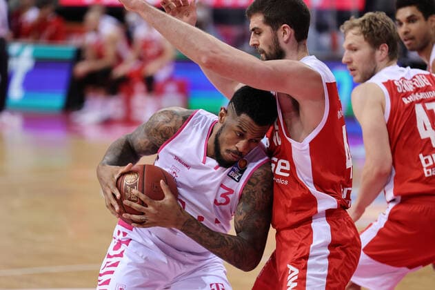 GER, Easycredit BBL, Telekom Baskets Bonn vs. Brose Bamberg 13.03.2021, Telekom Dome, Bonn, GER, Easycredit BBL, Telekom Baskets Bonn vs. Brose Bamberg, im Bild: James Thompson (Telekom Bonn 3), im Zweikampf gegen David Kravish (Brose Bamberg 45),