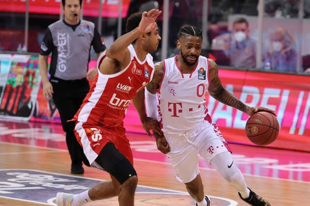 GER, Easycredit BBL, Telekom Baskets Bonn vs. Brose Bamberg 13.03.2021, Telekom Dome, Bonn, GER, Easycredit BBL, Telekom Baskets Bonn vs. Brose Bamberg, im Bild: Alex Hamilton (Telekom Bonn 0), im Zweikampf gegen Kenneth Ogbe (Brose Bamberg 25),