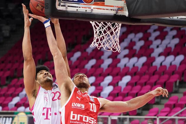 GER, Easycredit BBL, Telekom Baskets Bonn vs. Brose Bamberg 13.03.2021, Telekom Dome, Bonn, GER, Easycredit BBL, Telekom Baskets Bonn vs. Brose Bamberg, im Bild: Gabriel de Oliviera (Telekom Bonn 22), Chase Fieler (Brose Bamberg 20),