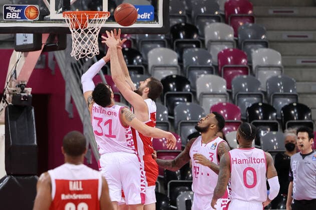 GER, Easycredit BBL, Telekom Baskets Bonn vs. Brose Bamberg 13.03.2021, Telekom Dome, Bonn, GER, Easycredit BBL, Telekom Baskets Bonn vs. Brose Bamberg, im Bild: Isaiah Philmore (Telekom Bonn 31), David Kravish (Brose Bamberg 45),