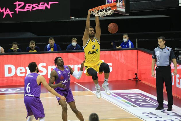 DEU, GER, 1.BBL, ALBA vs. BG Goettingen, 14.03.2021, Mercedes-Benz-Arena, Berlin, DEU, GER, 1.BBL, ALBA vs. BG Goettingen, im Bild dunking von Johannes Thiemann (ALBA Berlin 32), Tai Odiase (Goettingen 21), Luke Nelson (Goettingen 6)