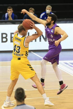 DEU, GER, 1.BBL, ALBA vs. BG Goettingen, 14.03.2021, Mercedes-Benz-Arena, Berlin, DEU, GER, 1.BBL, ALBA vs. BG Goettingen, im Bild Luke Sikma (ALBA Berlin 43), Luke Nelson (Goettingen 6)