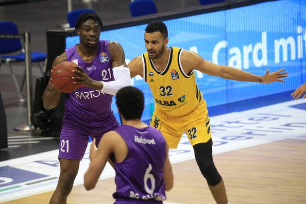 DEU, GER, 1.BBL, ALBA vs. BG Goettingen, 14.03.2021, Mercedes-Benz-Arena, Berlin, DEU, GER, 1.BBL, ALBA vs. BG Goettingen, im Bild Johannes Thiemann (ALBA Berlin 32), Tai Odiase (Goettingen 21)