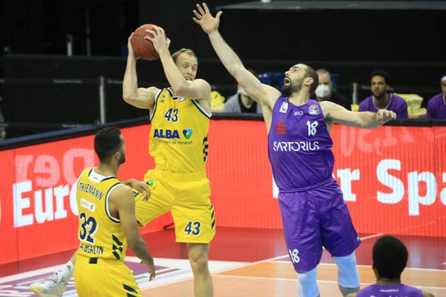 DEU, GER, 1.BBL, ALBA vs. BG Goettingen, 14.03.2021, Mercedes-Benz-Arena, Berlin, DEU, GER, 1.BBL, ALBA vs. BG Goettingen, im Bild Luke Sikma (ALBA Berlin 43), Harper Kamp(Goettingen 18)