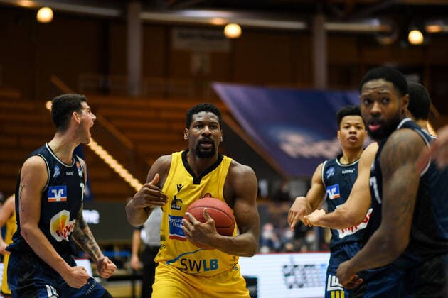 Yorman Polas Bartolo (MHP Riesen Ludwigsburg) schaut zum Schiedsrichter, im Hintergrund jubelt Bogdan Radosavljevic (HAKRO Merlins Crailsheim), GER, HAKRO Merlins Crailsheim vs. MHP Riesen Ludwigsburg, 14.03.2021, 23. Spieltag easycredit Basketball Bundesliga, Spielzeit 2020 2021. GER, HAKRO Merlins Crailsheim vs. MHP Riesen Ludwigsburg, 14.03.2021, 23. Spieltag easycredit Basketball Bundesliga, Spielzeit 2020 2021 Crailsheim Copyright: xEibnerxPressefoto MichaelxMemmlerx EP_MMR