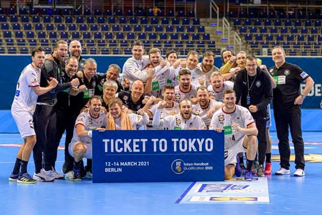 Handball, Maenner: Olympia-Qualifikation, Turnier, Gruppe 3, Algerien - Deutschland die Mannschaft von Deutschland, Mannschaftsfoto mit dem Ticket to Tokyo, Patrick Groetzki (Deutschland Rhein-Neckar Loewen), Kai H?fner Haefner (Deutschland MT Melsungen), Timo Kastening (Deutschland MT Melsungen), Torwarttrainer MAttias Andersson (Deutschland), Teammanager Oliver Roggisch (Deutschland), Co-Trainer Erik Wudtke (Deutschland), Hendrik Pekeler (Deutschland THW Kiel), Philipp Weber (Deutschland SC DHfK Leipzig), Sebastian Heymann (Deutschland FrischAuf Goeppingen), Marcel Schiller (Deutschland FrischAuf Goeppingen), Uwe Gensheimer (Deutschland Rhein-Neckar Loewen), Steffen Weinhold (Deutschland THW Kiel), Torhueter Andreas Wolff (Deutschland Kielce), Torhueter Silvio Heinevetter (Deutschland MT Melsungen), Patrick Wiencek (Deutschland THW Kiel), Julius Kühn Kuehn (Deutschland MT Melsungen), Johannes Golla (Deutschland SG Flensburg), Juri Knorr (Deutschland GWD Minden), Fabian Böhm Boehm (Deutschland TSV Hannover), Trainer Alfred Gislason (Deutschland) Berlin Max-Schmeling-Halle Berlin Deutschland