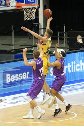 DEU, GER, 1.BBL, ALBA vs. BG Goettingen, 14.03.2021, Mercedes-Benz-Arena, Berlin, DEU, GER, 1.BBL, ALBA vs. BG Goettingen, im Bild Tim Schneider (ALBA Berlin 10), Mathis Moenninghoff (Goettingen 17), Nelson Weidemann (Goettingen 2)