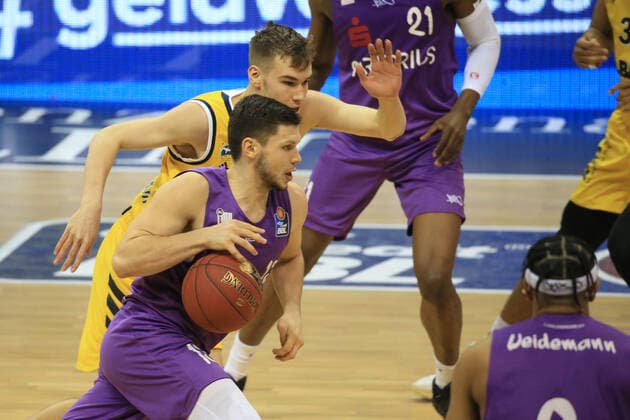 DEU, GER, 1.BBL, ALBA vs. BG Goettingen, 14.03.2021, Mercedes-Benz-Arena, Berlin, DEU, GER, 1.BBL, ALBA vs. BG Goettingen, im Bild Malte Delow (ALBA Berlin 6), Rihards Lomazs (Goettingen 13)