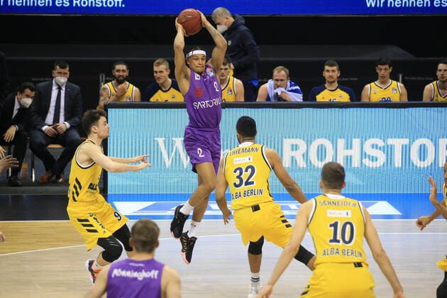 DEU, GER, 1.BBL, ALBA vs. BG Goettingen, 14.03.2021, Mercedes-Benz-Arena, Berlin, DEU, GER, 1.BBL, ALBA vs. BG Goettingen, im Bild Jonas Mattisseck (ALBA Berlin 9), Johannes Thiemann (ALBA Berlin 32), Nelson Weidemann (Goettingen 2)