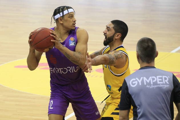 DEU, GER, 1.BBL, ALBA vs. BG Goettingen, 14.03.2021, Mercedes-Benz-Arena, Berlin, DEU, GER, 1.BBL, ALBA vs. BG Goettingen, im Bild Peyton Siva (ALBA Berlin 3), Nelson Weidemann (Goettingen 2)