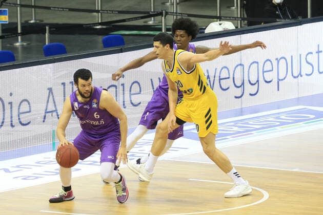 DEU, GER, 1.BBL, ALBA vs. BG Goettingen, 14.03.2021, Mercedes-Benz-Arena, Berlin, DEU, GER, 1.BBL, ALBA vs. BG Goettingen, im Bild Simone Fontecchio (ALBA Berlin 20), Luke Nelson (Goettingen 6), Deishuan Booker (Goettingen 1)