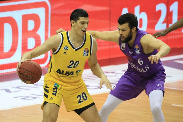 DEU, GER, 1.BBL, ALBA vs. BG Goettingen, 14.03.2021, Mercedes-Benz-Arena, Berlin, DEU, GER, 1.BBL, ALBA vs. BG Goettingen, im Bild Simone Fontecchio (ALBA Berlin 20), Luke Nelson (Goettingen 6)