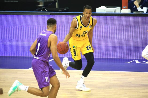 DEU, GER, 1.BBL, ALBA vs. BG Goettingen, 14.03.2021, Mercedes-Benz-Arena, Berlin, DEU, GER, 1.BBL, ALBA vs. BG Goettingen, im Bild Louis Olinde (ALBA Berlin 19), Marvin Omuvwie (Goettingen 11)