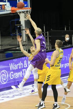 DEU, GER, 1.BBL, ALBA vs. BG Goettingen, 14.03.2021, Mercedes-Benz-Arena, Berlin, DEU, GER, 1.BBL, ALBA vs. BG Goettingen, im Bild Malte Delow (ALBA Berlin 6), Ben Lammers (ALBA Berlin 50), Dennis Kramer (Goettingen 10)
