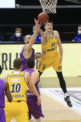 DEU, GER, 1.BBL, ALBA vs. BG Goettingen, 14.03.2021, Mercedes-Benz-Arena, Berlin, DEU, GER, 1.BBL, ALBA vs. BG Goettingen, im Bild Ben Lammers (ALBA Berlin 50), Dennis Kramer (Goettingen 10)