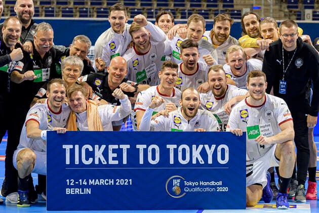 Handball, Maenner: Olympia-Qualifikation, Turnier, Gruppe 3, Algerien - Deutschland die Mannschaft von Deutschland, Mannschaftsfoto mit dem Ticket to Tokyo, Patrick Groetzki (Deutschland Rhein-Neckar Loewen), Kai H?fner Haefner (Deutschland MT Melsungen), Timo Kastening (Deutschland MT Melsungen), Torwarttrainer MAttias Andersson (Deutschland), Teammanager Oliver Roggisch (Deutschland), Co-Trainer Erik Wudtke (Deutschland), Hendrik Pekeler (Deutschland THW Kiel), Philipp Weber (Deutschland SC DHfK Leipzig), Sebastian Heymann (Deutschland FrischAuf Goeppingen), Marcel Schiller (Deutschland FrischAuf Goeppingen), Uwe Gensheimer (Deutschland Rhein-Neckar Loewen), Steffen Weinhold (Deutschland THW Kiel), Torhueter Andreas Wolff (Deutschland Kielce), Torhueter Silvio Heinevetter (Deutschland MT Melsungen), Patrick Wiencek (Deutschland THW Kiel), Julius Kühn Kuehn (Deutschland MT Melsungen), Johannes Golla (Deutschland SG Flensburg), Juri Knorr (Deutschland GWD Minden), Fabian Böhm Boehm (Deutschland TSV Hannover), Trainer Alfred Gislason (Deutschland) Berlin Max-Schmeling-Halle Berlin Deutschland