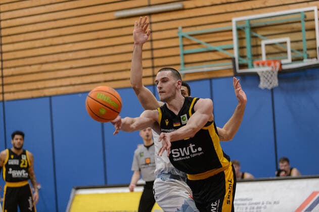 Moses PÖLKING POELKING (5 Eisbaeren Bremerhaven), Daniel KEPPELER (31 Tigers Tuebingen) ; Eisbären Bremerhaven vs Tigers Tübingen, Basketball, 2. Bundesliga ProA, 15.03.2021, 12. Spieltag, Saison 2020 2021 ; Copyright: xErikxHillmer EIBNERx EP_ehr Eisbären Bremerhaven vs Tigers Tübingen, Basketball, 2. Bundesliga ProA, 15.03.2021, 12. Spieltag, Saison 2020 2021 Bremerhaven Copyright: xErikxHillmer EIBNERx EP_ehr