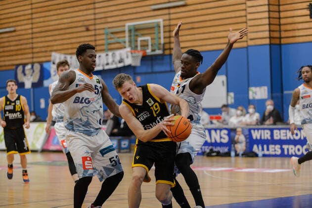 Armani MOORE (52 Eisbaeren Bremerhaven), Elias VALTONEN (19 Tigers Tuebingen) ; Eisbären Bremerhaven vs Tigers Tübingen, Basketball, 2. Bundesliga ProA, 15.03.2021, 12. Spieltag, Saison 2020 2021 ; Copyright: xErikxHillmer EIBNERx EP_ehr Eisbären Bremerhaven vs Tigers Tübingen, Basketball, 2. Bundesliga ProA, 15.03.2021, 12. Spieltag, Saison 2020 2021 Bremerhaven Copyright: xErikxHillmer EIBNERx EP_ehr