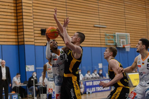 Trey DAVIS (57 Eisbaeren Bremerhaven), Daniel KEPPELER (31 Tigers Tuebingen) ; Eisbären Bremerhaven vs Tigers Tübingen, Basketball, 2. Bundesliga ProA, 15.03.2021, 12. Spieltag, Saison 2020 2021 ; Copyright: xErikxHillmer EIBNERx EP_ehr Eisbären Bremerhaven vs Tigers Tübingen, Basketball, 2. Bundesliga ProA, 15.03.2021, 12. Spieltag, Saison 2020 2021 Bremerhaven Copyright: xErikxHillmer EIBNERx EP_ehr