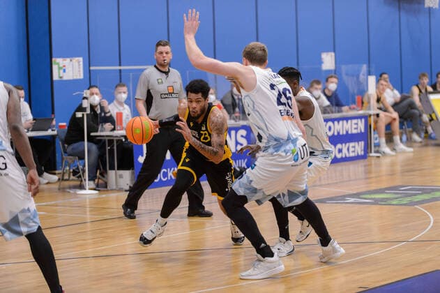 Troy SIMONS (23 Tigers Tuebingen), Maximilian UGRAI (26 Eisbaeren Bremerhaven), Rene Rene KINDZEKA (11 Eisbaeren Bremerhaven) ; Eisbären Bremerhaven vs Tigers Tübingen, Basketball, 2. Bundesliga ProA, 15.03.2021, 12. Spieltag, Saison 2020 2021 ; Copyright: xErikxHillmer EIBNERx EP_ehr Eisbären Bremerhaven vs Tigers Tübingen, Basketball, 2. Bundesliga ProA, 15.03.2021, 12. Spieltag, Saison 2020 2021 Bremerhaven Copyright: xErikxHillmer EIBNERx EP_ehr
