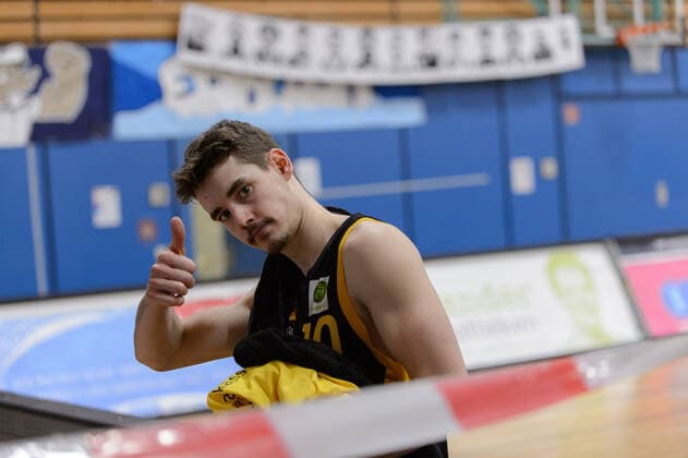 Daumen hoch trotz Enttäuschung nach der Niederlage bei Gianni OTTO (10 Tigers Tuebingen) ; Eisbären Bremerhaven vs Tigers Tübingen, Basketball, 2. Bundesliga ProA, 15.03.2021, 12. Spieltag, Saison 2020 2021 ; Copyright: xErikxHillmer EIBNERx EP_ehr Eisbären Bremerhaven vs Tigers Tübingen, Basketball, 2. Bundesliga ProA, 15.03.2021, 12. Spieltag, Saison 2020 2021 Bremerhaven Copyright: xErikxHillmer EIBNERx EP_ehr