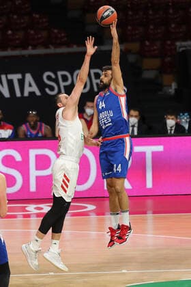 Paul Zipser (Muenchen) und Krunoslav Simon (Istanbul) GER, FC Bayern Basketball vs. Anadolu Efes Istanbul, Basketball, EuroLeague, 30. Spieltag, Saison 2020 2021, 19.03.2021, GER, FC Bayern Basketball vs. Anadolu Efes Istanbul, Basketball, EuroLeague, 30. Spieltag, Saison 2020 2021, 19.03.2021, Muenchen Copyright: xEIBNER MarcelxEngelbrechtx EP_EER