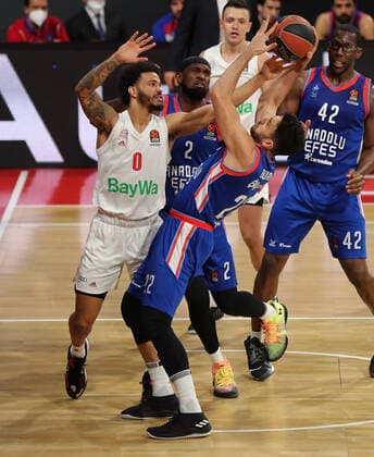 Nick Weiler-Babb (Muenchen) und Vasilije Micic (Istanbul) GER, FC Bayern Basketball vs. Anadolu Efes Istanbul, Basketball, EuroLeague, 30. Spieltag, Saison 2020 2021, 19.03.2021, GER, FC Bayern Basketball vs. Anadolu Efes Istanbul, Basketball, EuroLeague, 30. Spieltag, Saison 2020 2021, 19.03.2021, Muenchen Copyright: xEIBNER MarcelxEngelbrechtx EP_EER