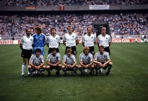17.06.84 Deutschland - Rumänien Frankreich, Lens, 17.06.1984, Fussball, EM UEFA EURO, EM, Europameisterschaft,Fussball 1984 in Frankfreich, Deutschland - Rumänien (2:1): Team Deutschland Obere Reihe v.l. Uli Stielike, Harald Toni Schumacher, Rudi Völler, Hans-Peter Briegel, Karl-Heinz Rummenigge, Bernd Förster Untere Reihe v.l. Lothar Matthäus, Klaus Allofs, Norbert Meier, Andreas Brehme, Karlheinz Förster.