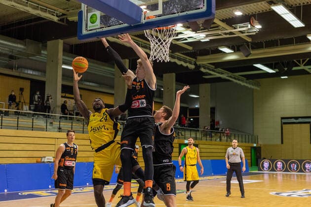 Roland Nyama (Tigers Tübingen, 24) Jonas Niedermanner (Wiha Panthers, 9) Felix Edwardsson (Wiha Panthers, 8)¨¨¨Tigers Tübingen vs. Wiha Panthers , 2. Basketball, Bundesliga, Pro A, Barmer 2 Basketball, Spieltag 7, Spielzeit 2020 2021, 20.03.2021, ¨¨ Tigers Tübingen - wiha Panthers, Basketball, 2. Bundesliga, Barmer 2 Basketball, Spieltag 7, Spielzeit 2020 2021, 20.01.2021 Rottenburg am Neckar Copyright: xNinaxSander xEibnerxPressefotoxIx EP_NSR