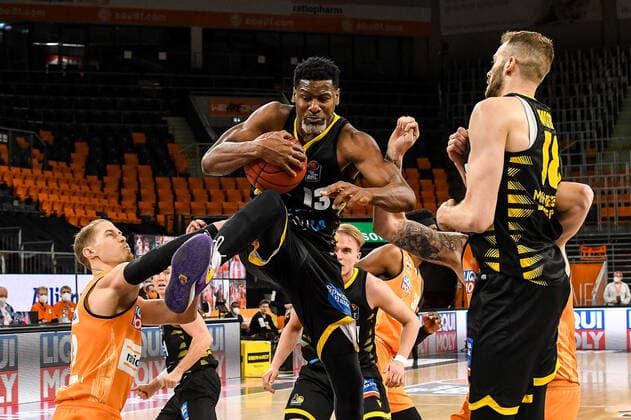 Sport Bilder des Tages GER, BBL, ratiopharm ulm vs MHP RIESEN Ludwigsburg 20.03.2021, ratiopharm arena, Neu-Ulm, GER, BBL, ratiopharm ulm vs MHP RIESEN Ludwigsburg, im Bild energischer Einsatz von Yorman Polas Bartolo (Ludwigsburg, 13) gegen Thomas Klepeisz (Ulm, 22), Jonas Wohlfarth-Bottermann (Ludwigsburg, 18)