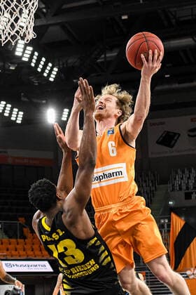 GER, BBL, ratiopharm ulm vs MHP RIESEN Ludwigsburg 20.03.2021, ratiopharm arena, Neu-Ulm, GER, BBL, ratiopharm ulm vs MHP RIESEN Ludwigsburg, im Bild Yorman Polas Bartolo (Ludwigsburg, 13), Per Günther Guenther (Ulm, 6) fliegt zum Korb