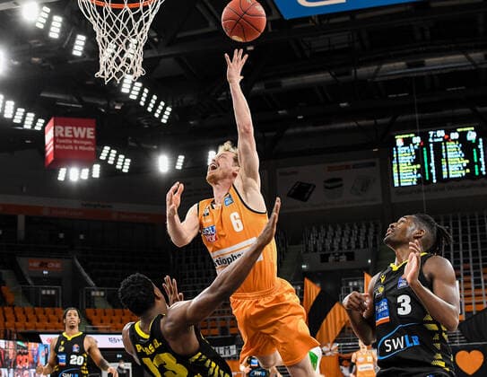GER, BBL, ratiopharm ulm vs MHP RIESEN Ludwigsburg 20.03.2021, ratiopharm arena, Neu-Ulm, GER, BBL, ratiopharm ulm vs MHP RIESEN Ludwigsburg, im Bild Per Günther Guenther (Ulm, 6) fliegt zum Korb und wird von Yorman Polas Bartolo (Ludwigsburg, 13) gefoult, Jaleen Smith (Ludwigsburg, 3)