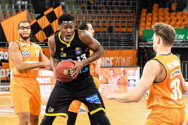 GER, BBL, ratiopharm ulm vs MHP RIESEN Ludwigsburg 20.03.2021, ratiopharm arena, Neu-Ulm, GER, BBL, ratiopharm ulm vs MHP RIESEN Ludwigsburg, im Bild Yorman Polas Bartolo (Ludwigsburg, 13) mit vollem Einsatz gegen Patrick Heckmann (Ulm, 33)