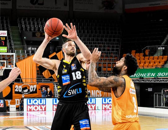 GER, BBL, ratiopharm ulm vs MHP RIESEN Ludwigsburg 20.03.2021, ratiopharm arena, Neu-Ulm, GER, BBL, ratiopharm ulm vs MHP RIESEN Ludwigsburg, im Bild Cameron Clark (Ulm, 3) verteidigt gegen Jonas Wohlfarth-Bottermann (Ludwigsburg, 18)
