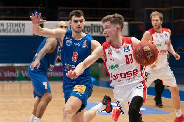 Syntainics MBC - Brose Bamberg, Basketball, Bundesliga, Maenner, 2020 2021, 24. Spieltag, 20.03.2021, v.l.: Marko Krstanovic (MBC, 6), Bennet Hundt (Bamberg, 33). Syntainics MBC - Brose Bamberg, Basketball, Bundesliga, Maenner, 24. Spieltag, 20.03.2021, Weissenfels