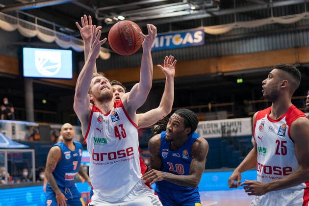 Syntainics MBC - Brose Bamberg, Basketball, Bundesliga, Maenner, 2020 2021, 24. Spieltag, 20.03.2021, v.l.: Christian Sengfelder (Bamberg, 43), Anthony Barber (MBC, 10), Kenneth Ogbe (Bamberg, 25). Syntainics MBC - Brose Bamberg, Basketball, Bundesliga, Maenner, 24. Spieltag, 20.03.2021, Weissenfels
