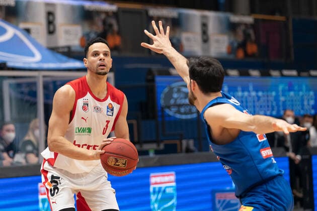 Syntainics MBC - Brose Bamberg, Basketball, Bundesliga, Maenner, 2020 2021, 24. Spieltag, 20.03.2021, v.l.: Dominic Lockhart (Bamberg, 3), Aleksandar Marelja (MBC, 17). Syntainics MBC - Brose Bamberg, Basketball, Bundesliga, Maenner, 24. Spieltag, 20.03.2021, Weissenfels