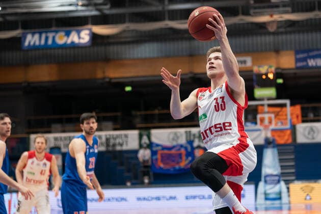 Syntainics MBC - Brose Bamberg, Basketball, Bundesliga, Maenner, 2020 2021, 24. Spieltag, 20.03.2021, Bennet Hundt (Bamberg, 33), Konter. Syntainics MBC - Brose Bamberg, Basketball, Bundesliga, Maenner, 24. Spieltag, 20.03.2021, Weissenfels