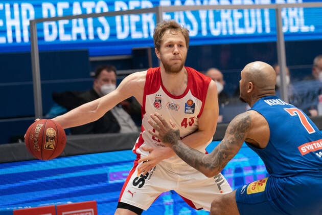Syntainics MBC - Brose Bamberg, Basketball, Bundesliga, Maenner, 2020 2021, 24. Spieltag, 20.03.2021, v.l.: Christian Sengfelder (Bamberg, 43), Sergio Kerusch (MBC, 7). Syntainics MBC - Brose Bamberg, Basketball, Bundesliga, Maenner, 24. Spieltag, 20.03.2021, Weissenfels