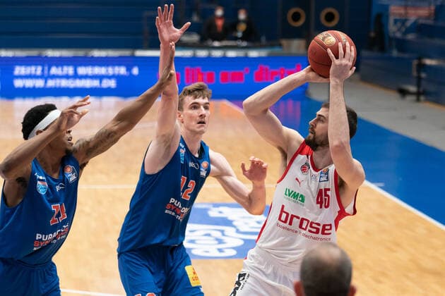 Syntainics MBC - Brose Bamberg, Basketball, Bundesliga, Maenner, 2020 2021, 24. Spieltag, 20.03.2021, v.l.: Kyndahl Hill (MBC, 11), Philipp Hartwich (MBC, 12), David Kravish (Bamberg, 45). Syntainics MBC - Brose Bamberg, Basketball, Bundesliga, Maenner, 24. Spieltag, 20.03.2021, Weissenfels