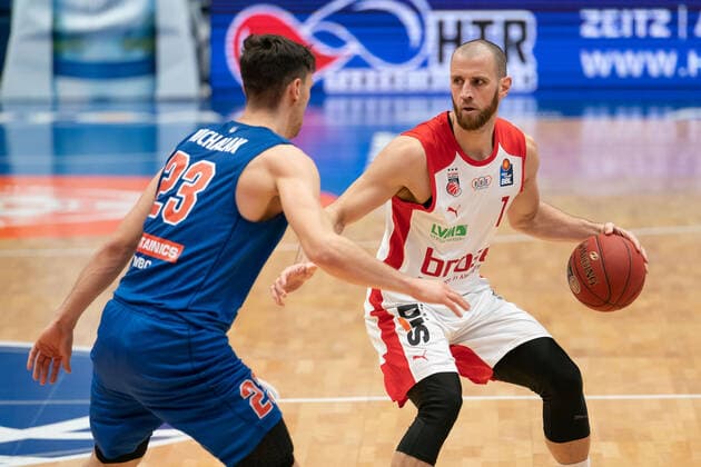 Syntainics MBC - Brose Bamberg, Basketball, Bundesliga, Maenner, 2020 2021, 24. Spieltag, 20.03.2021, v.l.: Michal Michalak (MBC, 23), Alex Ruoff (Bamberg, 7). Syntainics MBC - Brose Bamberg, Basketball, Bundesliga, Maenner, 24. Spieltag, 20.03.2021, Weissenfels