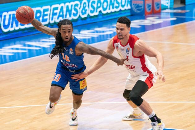 Syntainics MBC - Brose Bamberg, Basketball, Bundesliga, Maenner, 2020 2021, 24. Spieltag, 20.03.2021, v.l.: Anthony Barber (MBC, 10), Dominic Lockhart (Bamberg, 3). Syntainics MBC - Brose Bamberg, Basketball, Bundesliga, Maenner, 24. Spieltag, 20.03.2021, Weissenfels