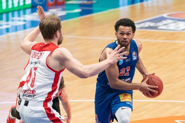 Syntainics MBC - Brose Bamberg, Basketball, Bundesliga, Maenner, 2020 2021, 24. Spieltag, 20.03.2021, v.l.: Christian Sengfelder (Bamberg, 43), Quinton Hooker (MBC, 21). Syntainics MBC - Brose Bamberg, Basketball, Bundesliga, Maenner, 24. Spieltag, 20.03.2021, Weissenfels