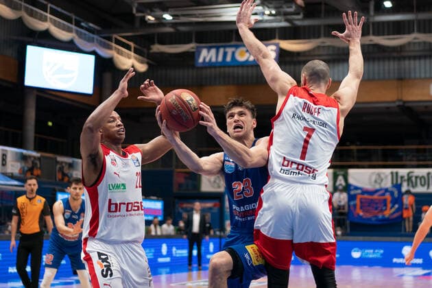 Syntainics MBC - Brose Bamberg, Basketball, Bundesliga, Maenner, 2020 2021, 24. Spieltag, 20.03.2021, v.l.: Devon Hall (bamberg, 22), Michal Michalak (MBC, 23), Alex Ruoff (Bamberg, 7). Syntainics MBC - Brose Bamberg, Basketball, Bundesliga, Maenner, 24. Spieltag, 20.03.2021, Weissenfels