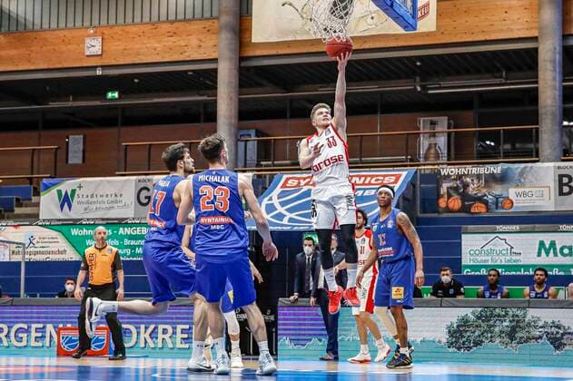 Sport Bilder des Tages Mitte Bennet Hundt (Brose Bamberg, 33) vl Aleksandar Marelja (Mitteldeutscher BC, 17) Michal Michalak (Mitteldeutscher BC, 23) Kyndahl Hill (Mitteldeutscher BC, 11) MBC Mitteldeutscher BC - Brose Bamberg, easyCredit Basketball Bundesliga, Saison 2020-2021, 24. Spieltag, Weißenfels, Germany, 20.03.2021, - Copyright: DanielxLöb